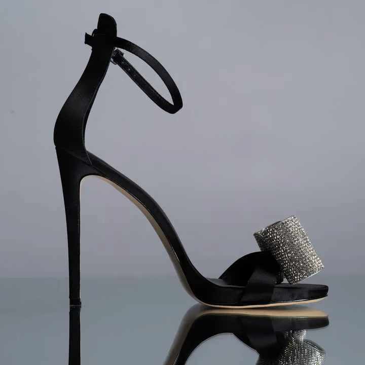 حذاء رسمي بحزام كاحلFormal shoes with ankle strap